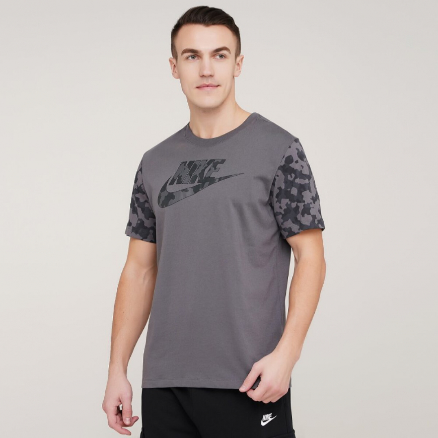 Футболка чоловіча NIKE M NSW TEE FUTURA CLUB FILL  DA0325-068 - Зображення